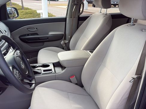 Used 2020 Kia Sedona LX image 10