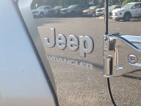 Used 2022 Jeep Wrangler Sport AWD/4WD image 6