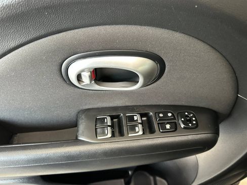 Used 2019 Kia Soul + FWD image 11