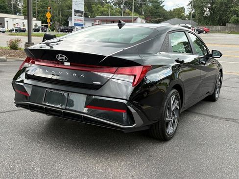 Certified 2025 Hyundai Elantra Limited FWD image 5