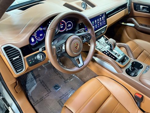 Certified 2023 Porsche Cayenne Turbo image 4