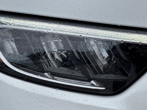 Used 2024 Mercedes-Benz GLC 300 4MATIC image 11