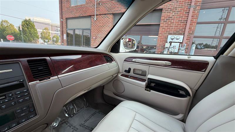 Used 2003 Lincoln Town Car Executive RWD image 35