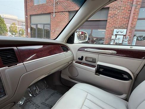 Used 2003 Lincoln Town Car Executive RWD image 35