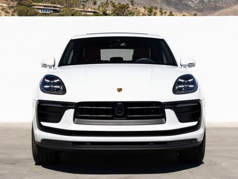 Certified 2026 Porsche Macan AWD/4WD image 10