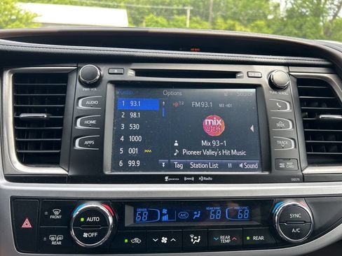 Used 2018 Toyota Highlander XLE AWD/4WD image 22