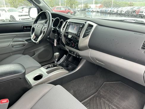 Used 2015 Toyota Tacoma 4x4 Access Cab V6 w/ TRD Sport Package image 17