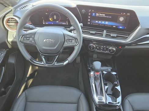 Used 2025 Chevrolet Trax RS w/ Sunroof Package image 28