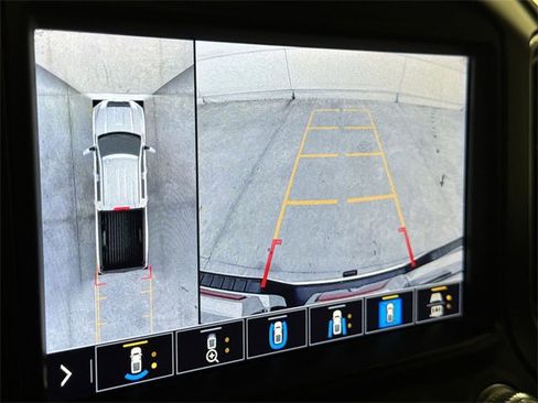 Used 2022 GMC Sierra 2500 AT4 w/ AT4 Preferred Package image 15