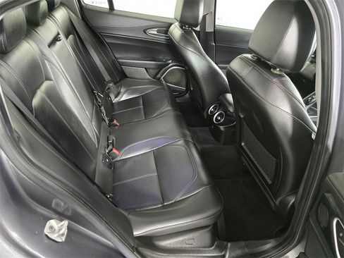 Used 2019 Alfa Romeo Giulia Base image 12