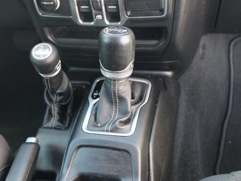Used 2018 Jeep Wrangler Unlimited Sahara AWD/4WD image 16