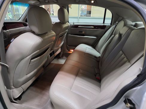 Used 2005 Lincoln Town Car Signature RWD image 17