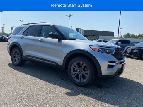 Used 2023 Ford Explorer XLT w/ Equipment Group 202A AWD/4WD image 8