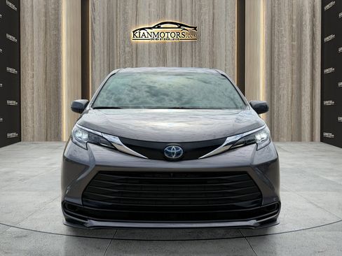 Used 2024 Toyota Sienna LE image 2