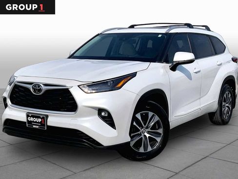 Used 2023 Toyota Highlander XLE AWD/4WD image 1