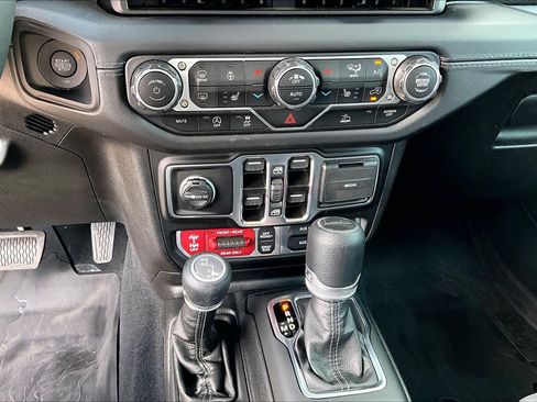 Used 2025 Jeep Gladiator Rubicon w/ Convenience Group AWD/4WD image 32