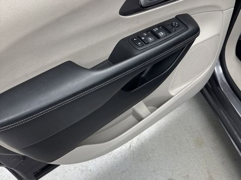 Used 2023 Chrysler Pacifica Touring-L FWD image 14