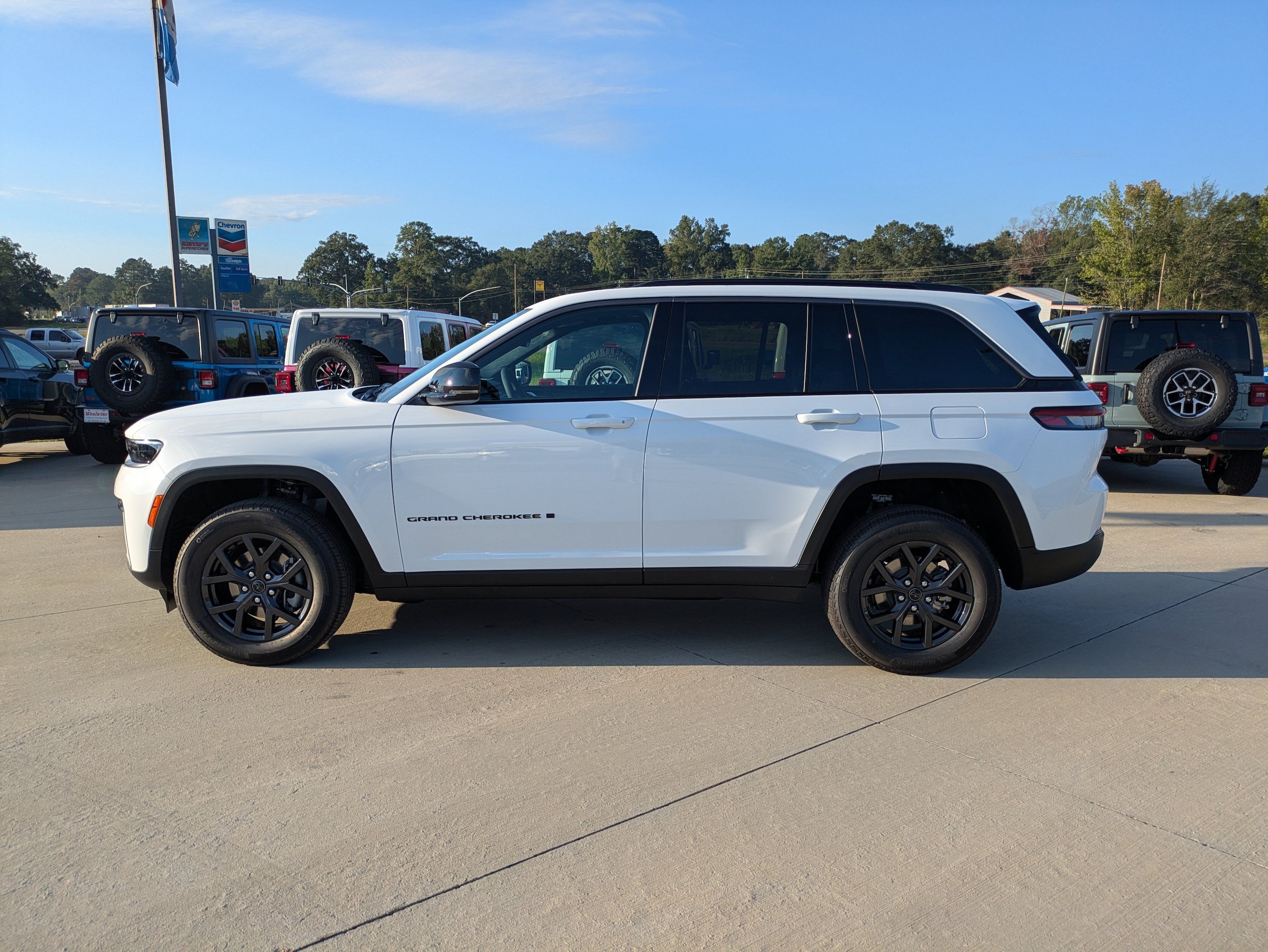 New 2027 Jeep Grand Cherokee Altitude RWD image 2