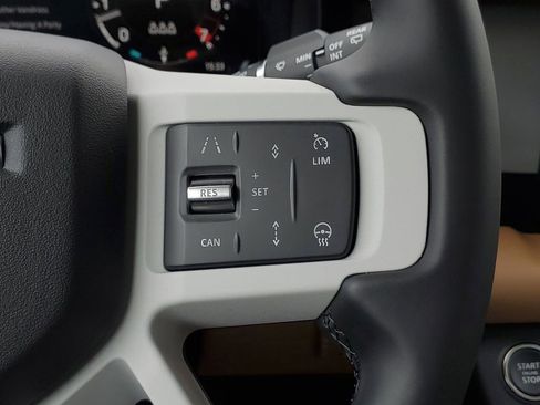 Used 2025 Land Rover Defender 90 S image 19