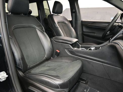 Used 2025 Jeep Grand Cherokee Altitude RWD image 27