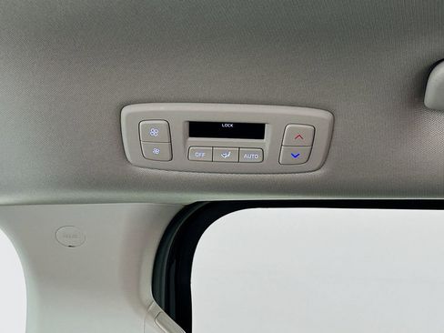 Used 2025 Kia Carnival FWD image 26