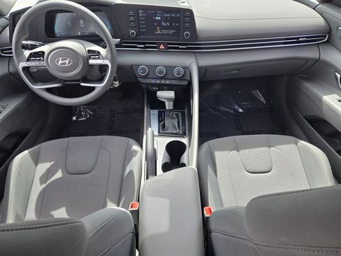 Used 2025 Hyundai Elantra SE FWD image 13
