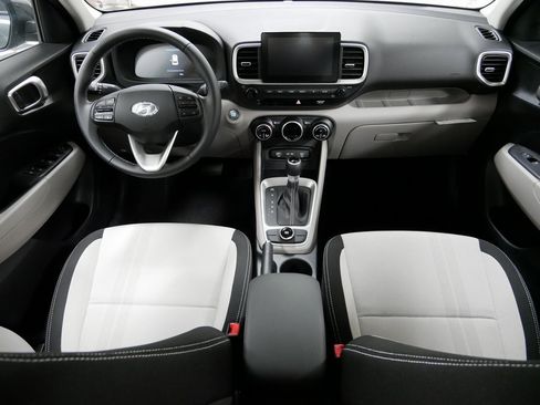 Used 2025 Hyundai Venue SEL image 17