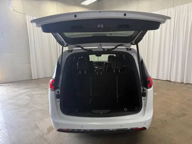 Used 2026 Chrysler Pacifica Select FWD image 23
