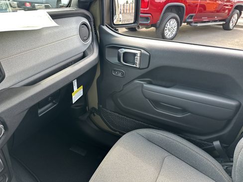 New 2025 Jeep Gladiator Sport image 24