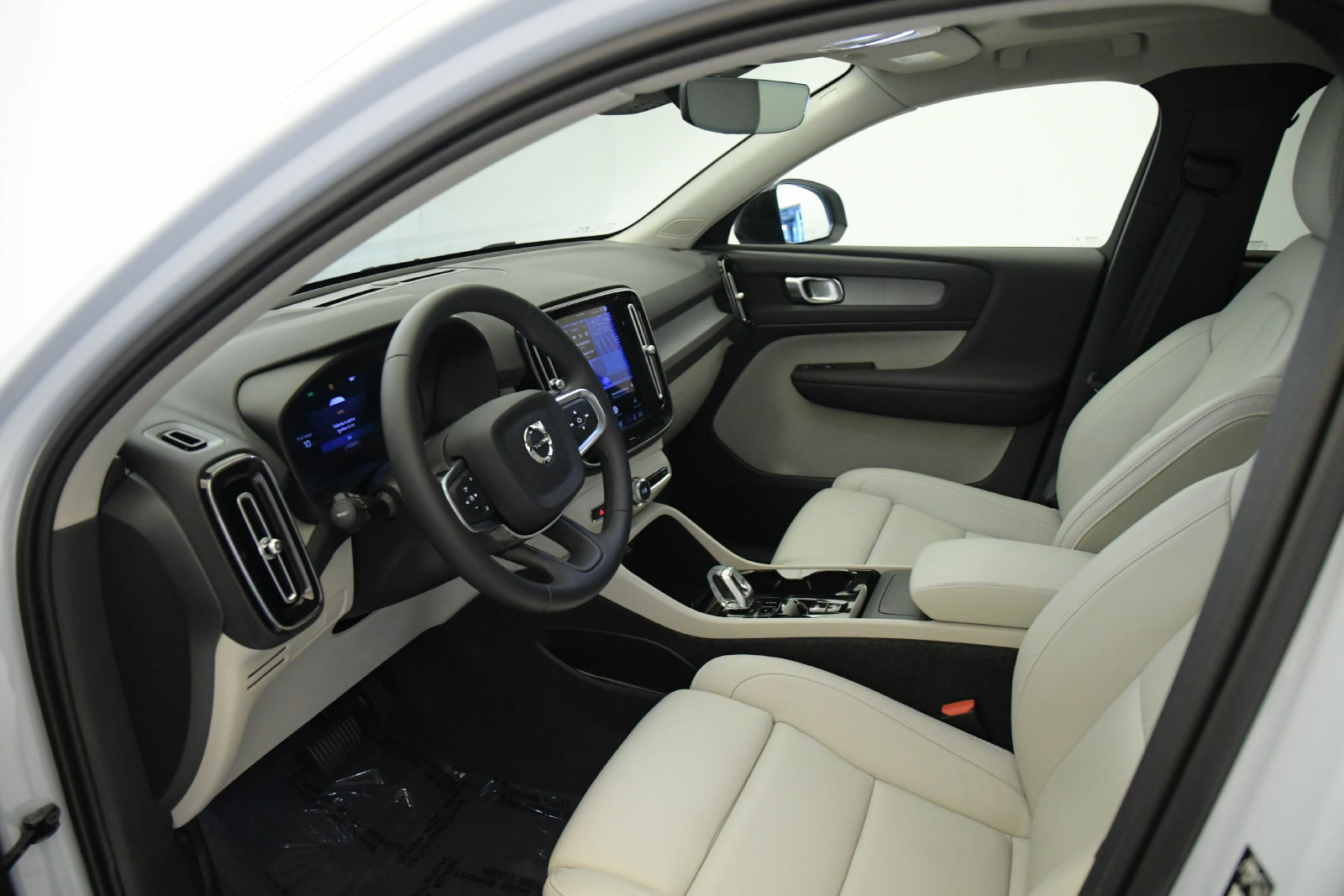 Used 2026 Volvo XC40 B5 Plus w/ Protection Package Premier AWD/4WD image 16