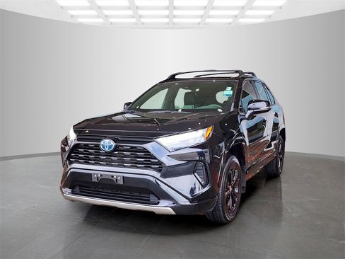 Used 2024 Toyota RAV4 SE image 8