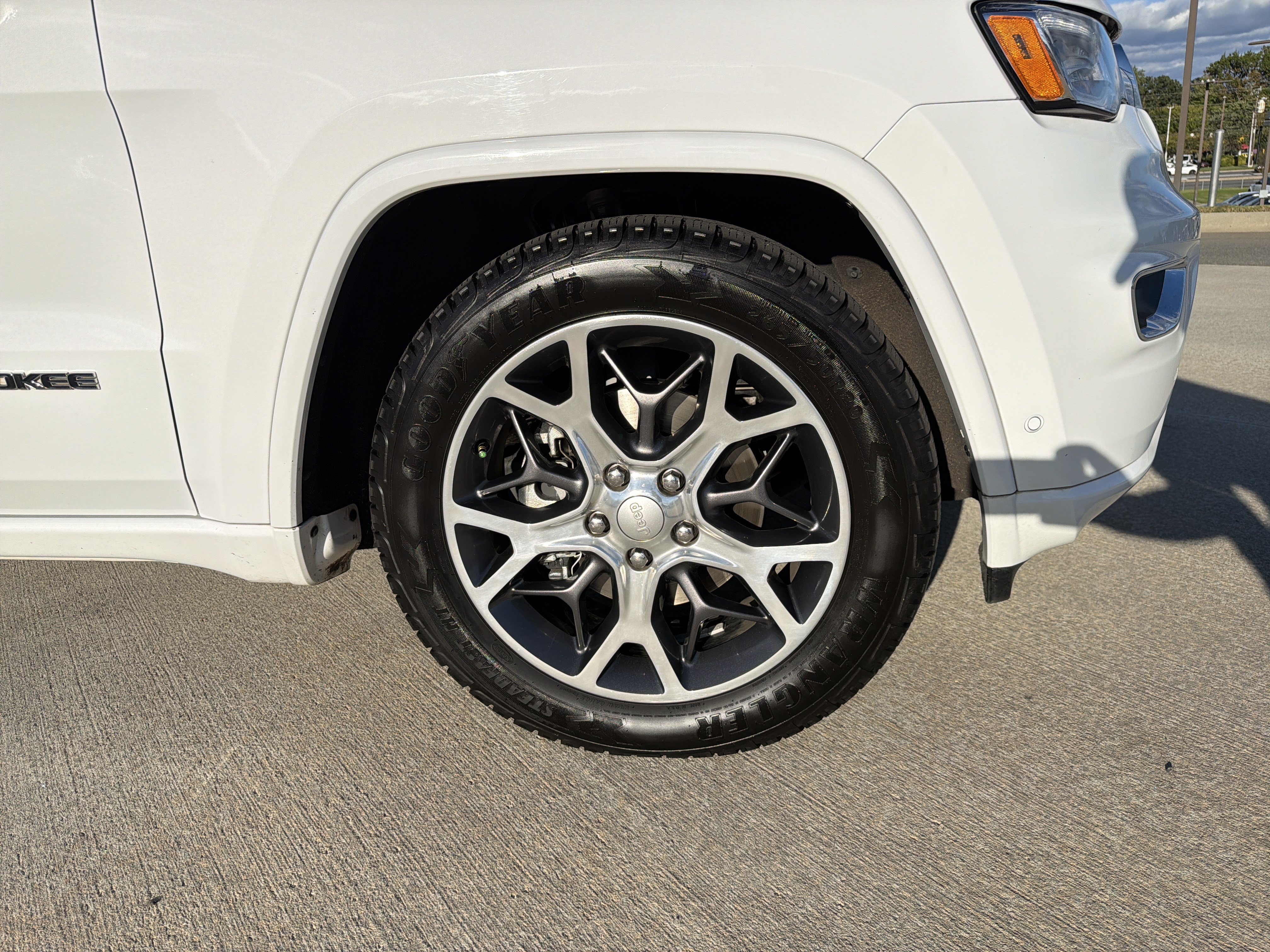 Used 2020 Jeep Grand Cherokee Overland AWD/4WD image 13