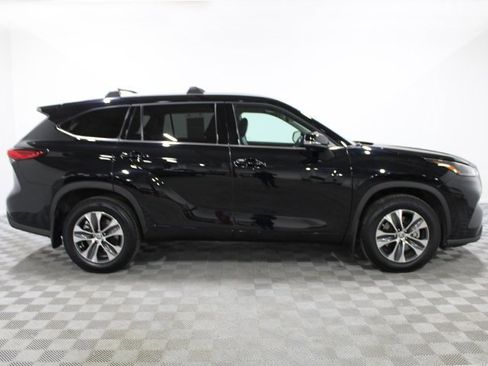 Certified 2022 Toyota Highlander XLE image 7