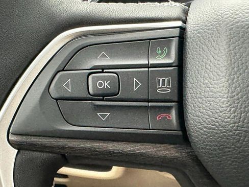 Used 2025 Jeep Grand Cherokee Limited w/ Luxury Tech Group II image 20