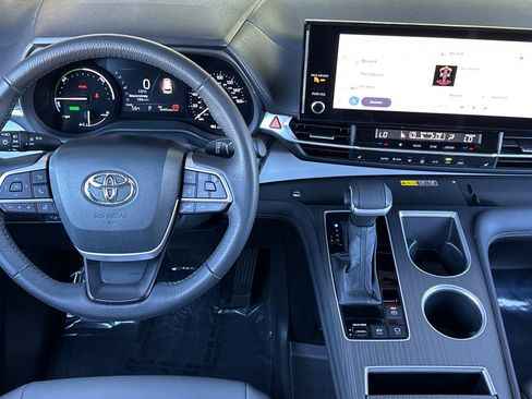 Certified 2025 Toyota Sienna XLE w/ XLE Plus Package image 18