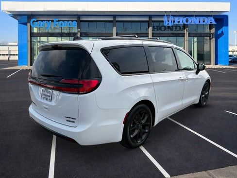 Used 2025 Chrysler Pacifica Limited image 2