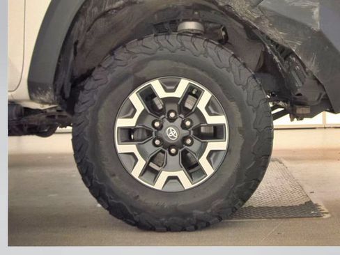 Used 2018 Toyota Tacoma TRD Off-Road AWD/4WD image 18