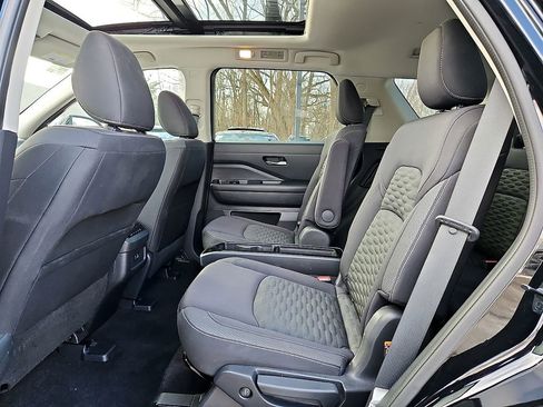 Used 2022 Nissan Pathfinder SV w/ SV Premium Package image 11