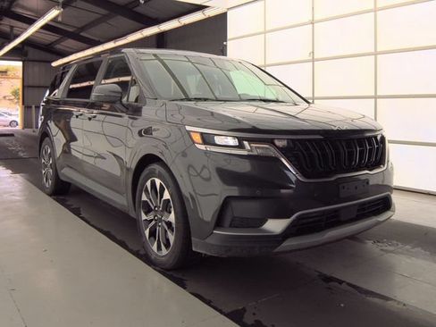 Used 2024 Kia Carnival EX FWD image 6