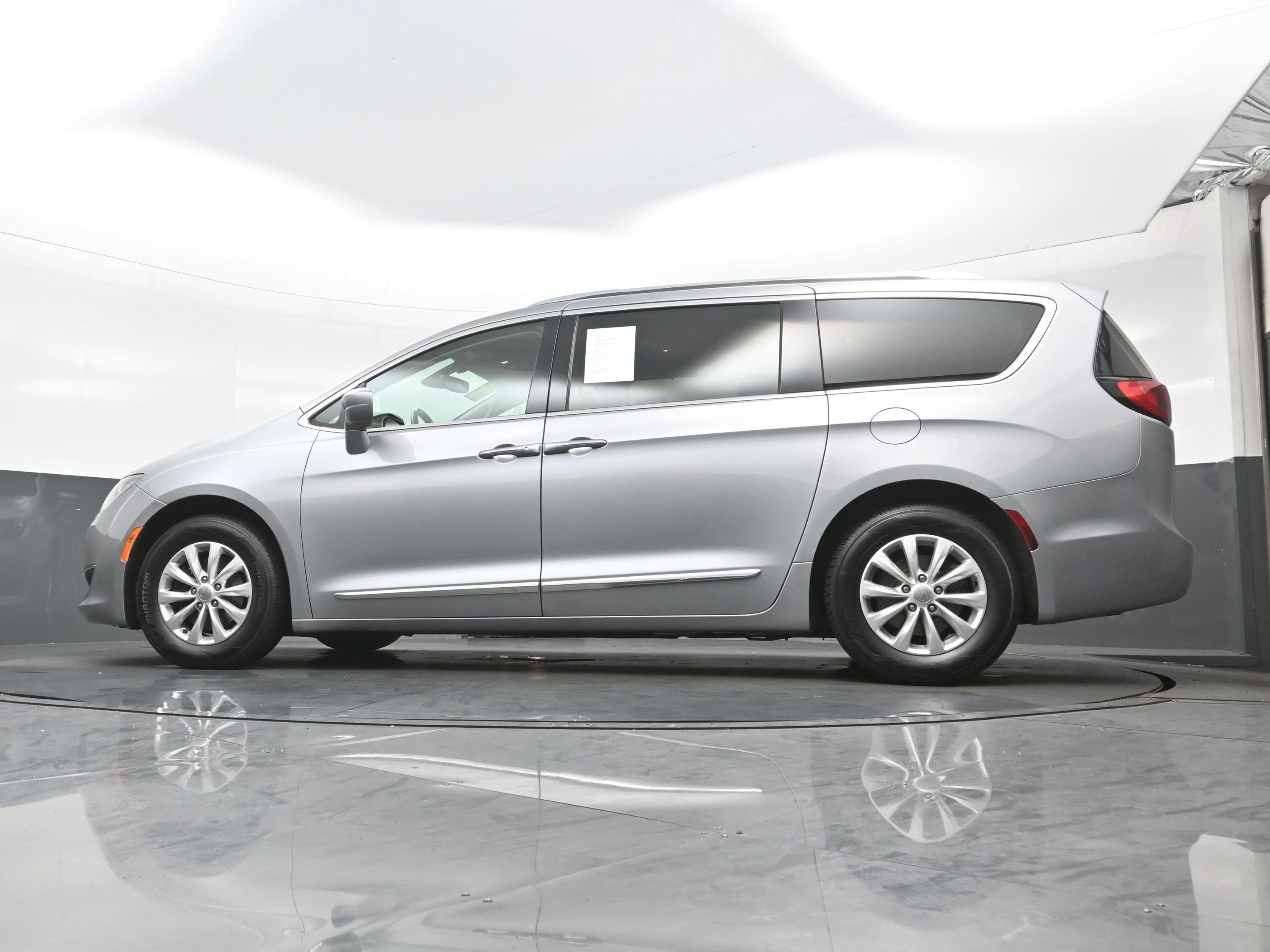 Used 2018 Chrysler Pacifica Touring-L Plus FWD image 28