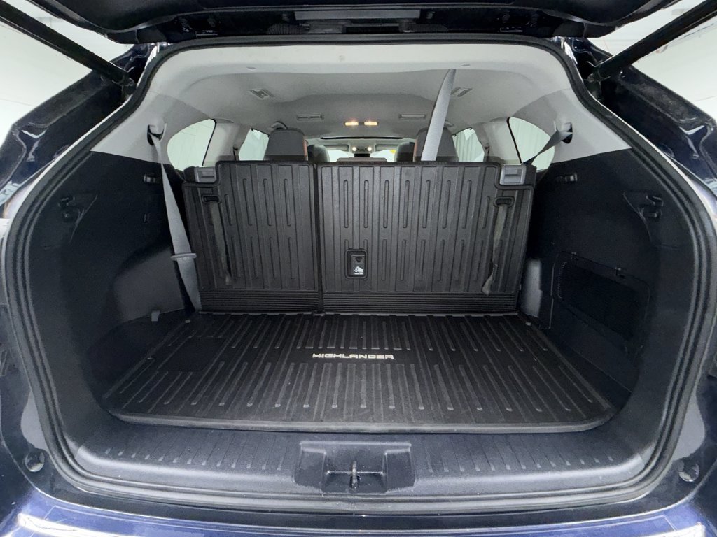 Used 2021 Toyota Highlander XLE AWD/4WD image 16