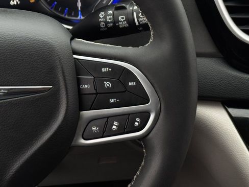 Used 2023 Chrysler Pacifica Touring-L image 14