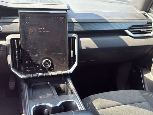 Used 2025 GMC Acadia Elevation FWD image 31