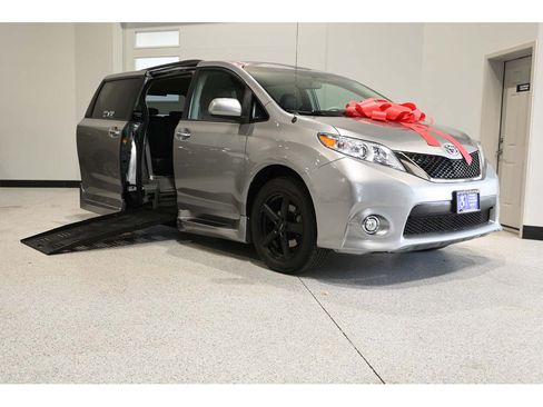 Used 2013 Toyota Sienna SE FWD image 2