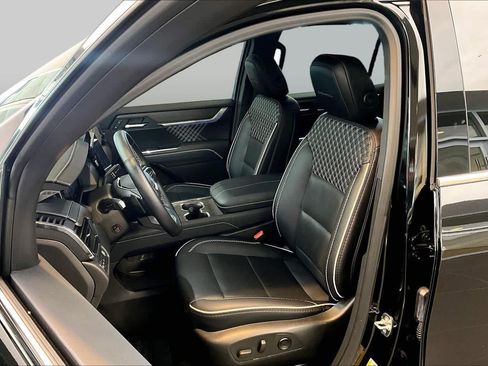 Used 2025 GMC Acadia Denali FWD image 8