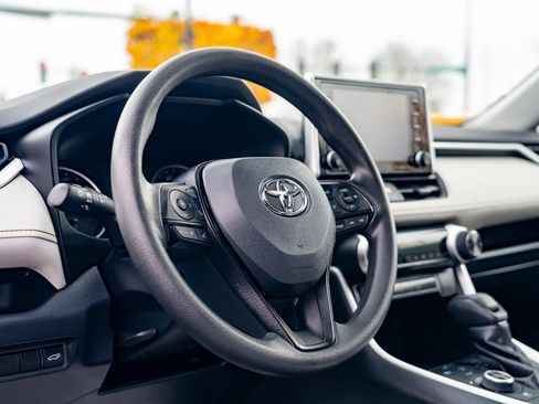 Used 2020 Toyota RAV4 XLE image 13