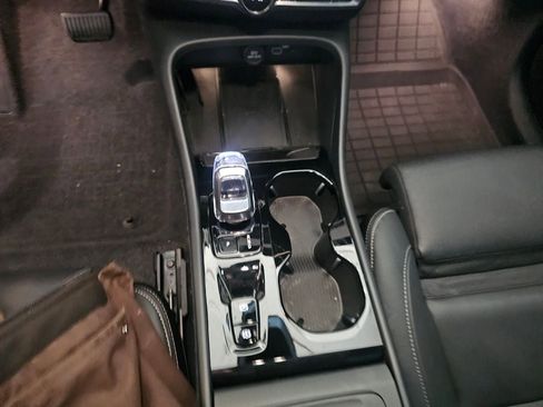 Certified 2025 Volvo XC40 B5 Plus AWD/4WD image 24