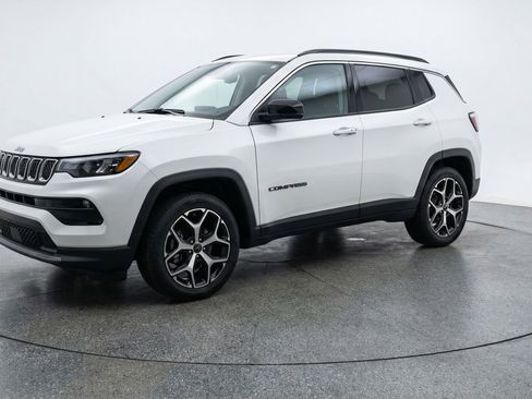 Used 2025 Jeep Compass Limited AWD/4WD image 3