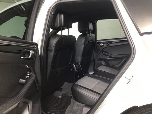 Certified 2024 Porsche Macan AWD/4WD image 28