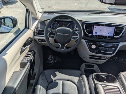 Used 2024 Chrysler Pacifica Touring-L FWD image 15